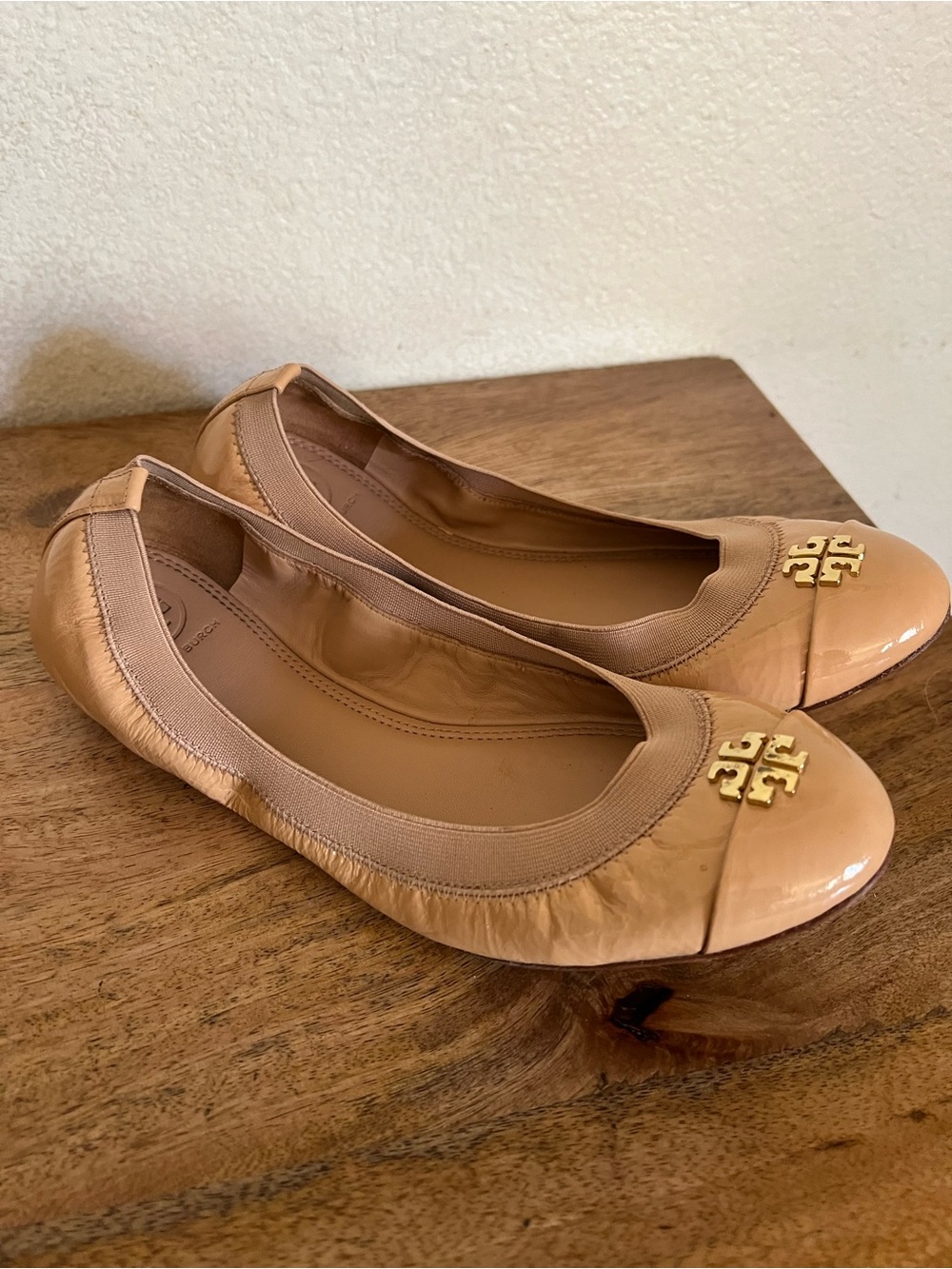 Tory Burch Womens Jolie Ballet Flat Tan Nude Patent SlipOn Gold Logo Shoe Sz 9M